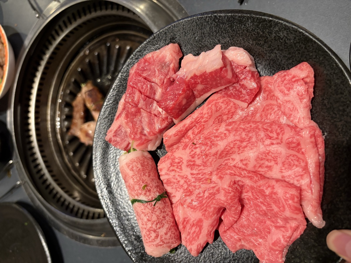 黒毛和牛の霜降り肉と焼き網