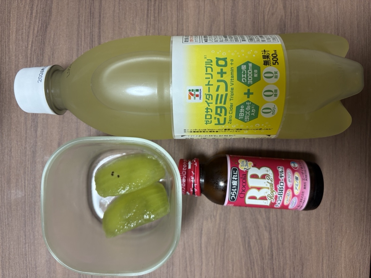 私のつわり対策セット。レモン炭酸（ゼロサイダートリプル）・カットキウイ・チョコラBBローヤル2