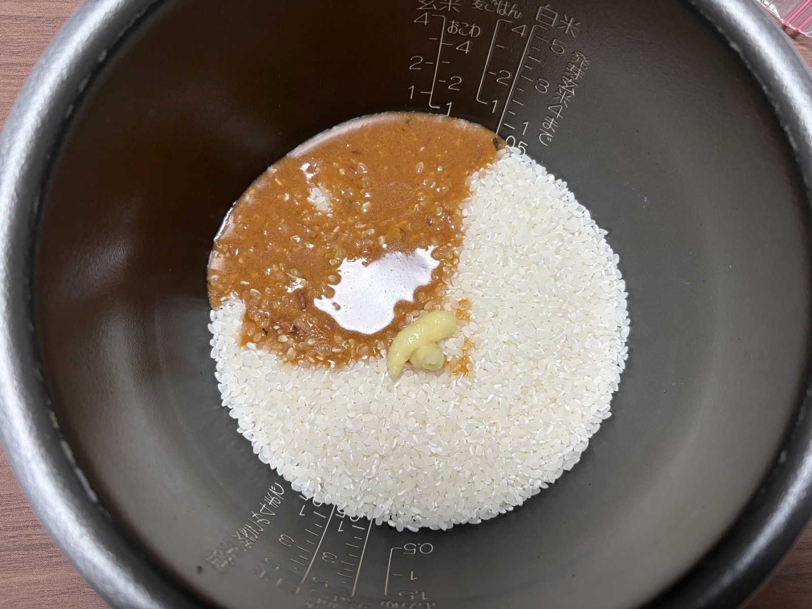 炊飯器に鯖缶の汁と生姜とお米を入れたところ
