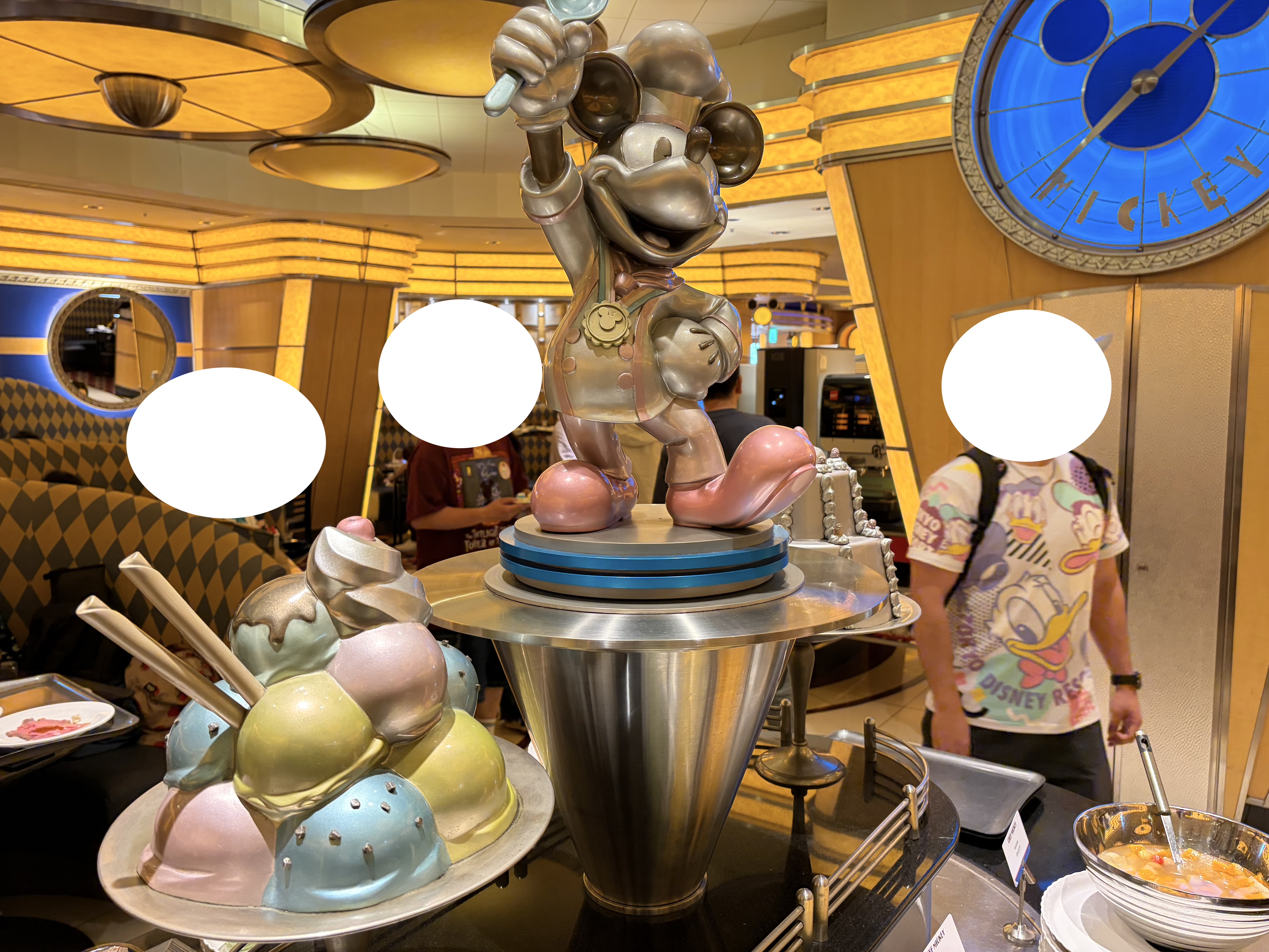 シェフミッキー店内のミッキー像